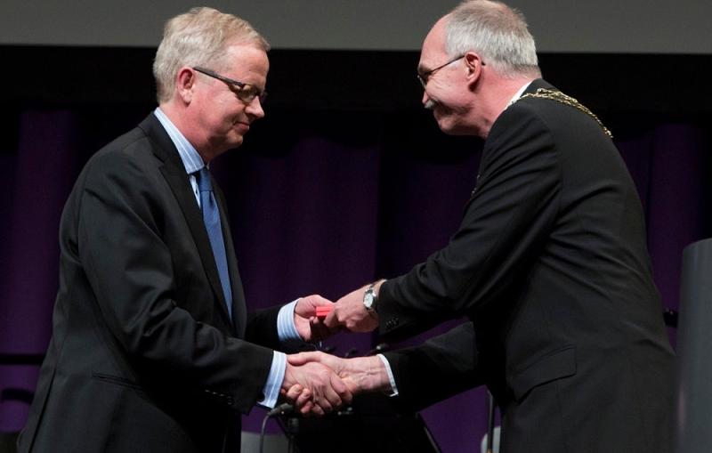 Photo - Jens Nørskov receives award from Anders Bjarklev