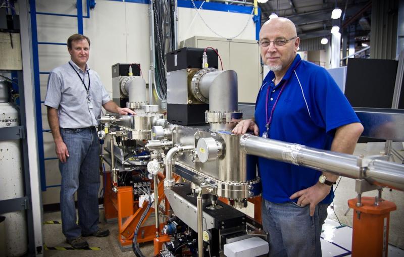 SLAC scientists standing by the K-B mirror system at SSRL