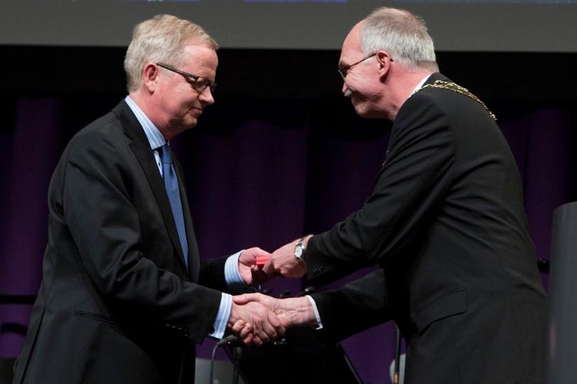 Photo - Jens Nørskov receives award from Anders Bjarklev