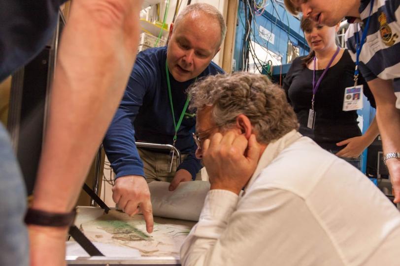 Paleontologists examine Berlin Archaeopteryx counter plate (Brad Plummer/SLAC)