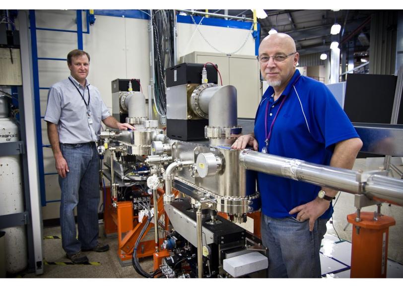 SLAC scientists standing by the K-B mirror system at SSRL