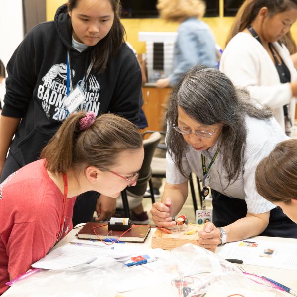 Lydia Young, SLAC’s chief engineer, helps students with an experiment at the lab’s SAGE-S summer camp.