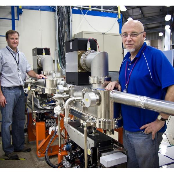 SLAC scientists standing by the K-B mirror system at SSRL